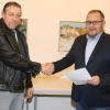 Neuer Feldgeschworener ist Berthold Zöllner (li.) Zweiter  Bürgermeister Matthias Müller vereidigte ihn.