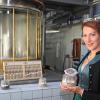 Majestät auf der Schulbank:  Die bayerische Bierkönigin Sarah Jäger bei ihrer Schulung in der Gläsernen Museumsbrauerei des Bayerischen Brauereimuseums in Kulmbach.