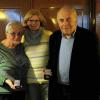 Im Rahmen einer vorweihnachtlichen Feier der Sudetendeutsche Landsmannschaft wurden Ewald Pechwitz (re.) und Rosemarie Kraus (li.) mit Urkunde und Medaille vom Sudetendeutschen Bundesverband München für die Förderung und Unterstützung Ihrer Aufgaben geehrt. Dazu gratulierte ihnen Kreisobfrau Heidi Engelhardt.Text/