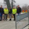 Über die Fertigstellung der Brücke im Mühlweg freuen sich Bürgermeister Michael Zapf, Julia Rink-Nastvogel und Michael Schmittlein von der Weismainer Bautechnik sowie das Team der Firma Klamert Bau GmbH.