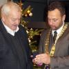 Hohe Auszeichnung: Aus den Händen von Bürgermeister Mario Schönwald erhält Richard Krappmann die Ehrenmedaille der Stadt Bad Staffelstein. Hohe Auszeichnung: Aus den Händen von Bürgermeister Mario Schönwald erhält Richard Krappmann die Ehrenmedaille der Stadt Bad Staffelstein.
