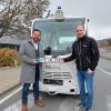 Mit der Zulassung ist ein weiterer Schritt getan, freuen sich (v. li.) Bürgermeister Mario Schönwald und Michael Schmid, Product Technical Leader der Valeo Schalter und Sensoren GmbH in Kronach.
