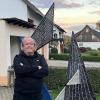 Werner Mertinke mit einer seiner Flecht-Skulpuren. Werner Mertinke mit einer seiner Flecht-Skulpuren.
