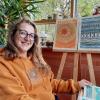 Die Marktzeulner Künstlerin Katharina Michel mit ihren Kunstwerken.