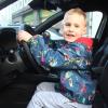 Leandro ist zwar erst vier Jahre alt, hat vom Autofahren aber schon konkrete Vorstellungen. Entweder will er einen Lamborghini oder diesen Renault, in dem er gerade sitzt. Leandro ist zwar erst vier Jahre alt, hat vom Autofahren aber schon konkrete Vorstellungen. Entweder will er einen Lamborghini oder diesen Renault, in dem er gerade sitzt.