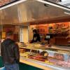 Im Verkaufswagen bietet die Familie Weiß ein reichhaltiges Angebot an Bio-Wurst und -fleisch direkt vom Naturlandhof.