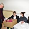 Bescherung bei Regens Wagner: Baur-Sprecher Manfred Gawlas beim Überreichen der Geschenke. Bescherung bei Regens Wagner: Baur-Sprecher Manfred Gawlas beim Überreichen der Geschenke.