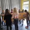 Ohne Scheu: Die Hochstadter Viertklässler haben einen Sarg bemalt, der nun gekauft werden kann. Den Erlös spendet das Bestattungshaus Gleissner und Steinmann für die OT-Leseraktion „Helfen macht Spaß.“