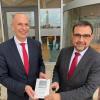 Gesundheitsminister Klaus Holetschk (re.) übergibt die DGNB-Zeritifizierung Platin an Landrat und Regiomed-Aufsichtsratsvorsitzenden Christian Meißner.