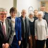 Nach der Enthüllung der Walter-Engelhardt-Gedenktafel (v.li.):Ingo Lehmann, Oberbürgermeister Kulmbach; Thomas Petrak, stellv. Vorsitzender der Franken-Akademie Schloß Schney e.V.; Susann Biedefeld, MdL a.D., Vorsitzende der Franken-Akademie Schloß Schney e.V.; Bärbel Engelhardt (Mi.)mit ihren Kindern.
