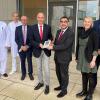 Stolz auf das frisch zertifizierte Green Hospital: (v. li.) Markus Semmelroch, Technischer Leiter, Dr. Heinz-Georg Bloss, Ärztlicher Direktor, Dr. Holger Göbel, Ärztlicher Direktor, Frank Novonty Kreisrat, Gesellschaftervertreter Regiomed des Gesellschafters Landkreis Lichtenfels, Landrat Christian Meißner, Aufsichtsratsvorsitzender Regiomed, bayerischer Gesundheitsminister Klaus Holetschek, Barbara Weid (Regiomed-Klinikum Lichtenfels), Klaus Dworschak, Betriebsratsvorsitzender und Aufsichtsrat Regiomed, Bundestagsabgeordnete Emmi Zeulner, Aufsichtsrätin Regiomed des Gesellschafters Landkreis Lichtenfels.