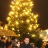 Jetzt leuchtet der Weihnachtsbaum auf dem Marktplatz und er tat es auch, weil viele Kinder gemeinsam mit Bürgermeister Andreas Hügerich und Korbstadtkönigin Alexandra I. einen Countdown machten.