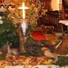 Jagdmotive wie ein Hirschgeweih mit leuchtendem Kreuz schmückten den Altar der Neudorfer Kirche. Jagdmotive wie ein Hirschgeweih mit leuchtendem Kreuz schmückten den Altar der Neudorfer Kirche.