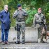 Bundeskanzler Olaf Scholz (SPD) beobachtet eine Fähigkeitsdemonstration der Territorialen Verfügungsgruppe auf dem Militärflughafen Köln-Wahn.