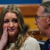 Jenna Ellis spricht mit ihrem Anwalt Franklin Houge, nachdem sich Ellis im Gerichtssaal des Fulton Superior Court von Richter McAfee eines Verbrechens schuldig bekannt hat.