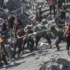 Palästinenser durchsuchen die Trümmer eines Gebäudes in Chan Yunis, das bei einem israelischen Luftangriff zerstört wurde.