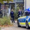 Polizisten stehen vor der kinder- und jugendpsychiatrischen Einrichtung, in der ein 14-Jähriger einen Siebenjährigen sowie ein 63-Jährigen angegriffen haben soll.