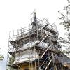 Obwohl vieles ausgeräumt werden musste und manches derzeit abgedeckt ist, hat die Bevölkerung nach wie vor Interesse an der  Fünfwunden-Kapelle. Beim „Tag der offenen Baustelle“ gab es die Gelegenheit, dieses schlichte Kleinod inmitten des Friedhofes von Burgkunstadt zu besichtigen.  Im östlichen Eingang der Schuhstadt stand einstmals ein kleines Kirchlein, das dem St. Leonhard geweiht und von den Bauern als Schutzpatron ihres Viehes verehrt wurde. Nicht von ungefähr kam es, dass es bald auch als „Tierkapelle“ bezeichnet worden war. Allerdings war das kleine Gotteshaus nach dem Dreißigjährigen Krieg verfallen und übrig gebliebene Steine fanden vor allem für den Bau des Schaumberg´schen Schlosses in Burgkunstadt Verwendung.  Einen Neuanfang gab es durch den Amtmann Christoph Burkhardt, der zu Beginn des 16. Jahrhunderts ein Gelübde abgelegt hatte: Wenn seine Familie, von der zur damaligen Zeit grassierenden Pest verschont bleiben würde, errichte er eine Kapelle.   Wie dramatisch dabei die Auswirkungen dieser Seuche waren, beweist die Tatsache, dass im Jahr 1626 195 Tote und in den Jahren 1634 und 1635 165 Pestopfer zu beklagen waren, die nicht – wie üblich im Kirchhof – sondern vor den Toren der Stadt, auf dem Kapellenberg, beigesetzt worden waren, da man die Pest außerhalb des Stadtbereichs haben wollte.   Über diesen Gräbern pflanzte man fünf Linden, die aufgrund ihres denkwürdigen Anlasses bald die Bezeichnung als „Pest-Linden“ trugen.  Doch zurück zum besagten Amtmann Burkhard: Weitere Beweggründe für seinen Kapellenbau waren eine Lichterscheinung und die wundersame Heilung seiner Magd.  Im Jahr 1659 stiftete er schließlich die Kapelle der „Allerheiligsten lieb- und flutfließenden fünf Wunden“. Wie in der damaligen Zeit üblich, nahm dies eine geraume Zeit in Anspruch. Die erste Messe konnte man am 26. September 1666 in der Kapelle mit Dekan Elias Kraus aus Weismain begehen.   Der Chronist berichtet, dass damals über eintausend Gläubige in einer langen Prozession zur Kapelle zogen, um das Heilige Messopfer zu feiern. Nachdem es in den Folgejahren durch die Anbetung der „Fünf Wunden Jesu“ auch wundersame Heilungen gegeben hatte, entwickelte sich dieses Areal bald zu einem vielbesuchten Wallfahrtsort. Erst im Jahre 1706 erfolgte die offizielle Weihehandlung, wobei die Kirche den Namen „Fünfwunden-Kapelle“ erhielt. Weitere bauliche Maßnahmen schlossen sich an, wie der Anbau der Sakristei und die Errichtung des barocken Langhauses, dass nach den Aufzeichnungen im Fünfwunden-Bruderschaftbuch am 31. September 1720 geweiht wurde. 1752 fanden dann weitere Arbeiten am Bau und der Ausstattung in der Kirche ihren Abschluss, sodass die Kirche in der derzeitigen Form vollendet war.   Im Jahre 1804 wurde mit der Anlegung des städtischen Friedhofes, der sich zuvor bei der Stadtpfarrkirche befand, die Fünfwunden-Kapelle zugleich auch zur Friedhofskapelle. Ein besonderes Anliegen war die Kapelle aber auch der Versandhaus-Familie Baur, die das Gotteshaus 1958, unterstützt mit großzügigen Spenden, von Grund auf renovieren ließ.  Da aber der Zahn der Zeit, wie es einmal Kirchenpfleger Elisa Popp sagte, nicht stehen geblieben sei, hatte die Kirchenverwaltung schon 2017 die Sanierung der Fünfwunden-Kapelle beschlossen. Dies alles wurde durch die Corona-Pandemie unterbrochen. Im August dieses Jahres wurden die Arbeiten wieder aufgenommen, wobei man auch die Unterstützung durch den Architekten Georg Schilling und tüchtige Handwerksbetriebe aus der Region erhielt.  Um dies alles einer breiten Öffentlichkeit vor Augen zur führen, hatte sich die Pfarrei St. Heinrich und Kunigunde von zu einen „Tag der offenen Baustelle“ entschlossen. Dieses Angebot wurde zahlreich angenommen, wobei Architekt Georg Schilling, Schreinermeister Markus Heiss von der Zimmerei „Donath“ in Wonsees, Kirchenpfleger Elisa Popp und Pater Josef als Ansprechpartner zur Verfügung standen. Sie erläuterten die Arbeiten, zum Beispiel die Überarbeitung der Wandflächen und Säuberung der Holzdecken, die Festigung der Altäre und Empore, die Reinigung und partiellen Ausbesserungen bei der Kanzel, an den Altären und den Heiligenbildern und -figuren.   Die elektrischen Leitungen werden unter Putz verlegt. Die Beleuchtung wird mit einem ausgearbeiteten Lichtkonzept neu installiert. Die Heizungen der Kirchenbänke werden überprüft und gegebenenfalls erneuert, im Altarraum erfolgt die Montage von Infrarot-Heizplatten und eine Ertüchtigung der Alarmanlage.   Viele nutzten auch die Gelegenheit, um in den Turm der Kapelle aufzusteigen und konnten sich von Maßnahmen an der Tragwerkskonstruktion im Dachstuhl des Turms, am Glockenstuhl und beim Läutwerk überzeugen. Auch die kompletten Neueindeckungen am Turm und dem gesamten Dachbereich mit Naturschiefer wurden deutlich, während im Außenbereich der Umgriff der Kapelle, die Reinigung der Natursteinfassade, Neuanstriche der Putzflächen und Holzteile, sowie die Reinigung der Natursteinfassaden, einschließlich der Neukonstruktion der Eingangstüre als die prägenden Arbeiten erkennbar waren.   Geplant ist, dass alle Arbeiten bis Mitte 2024 abgeschlossen sind. Während der Bauphase wird deshalb das Requiem bei katholischen Beerdigungen in der Stadtpfarrkirche abgehalten.  Allerdings ist dies alles auch für die Kirchenstiftung ein beträchtlicher finanzieller „Brocken“, denn die geschätzten Kosten liegen bei rund 750.000 Euro, wobei durch die Zuschüsse des Erzbistums und verschiedener staatlichen Stellen, der Eigenanteil der Pfarrei am Ende noch immer bei rund 35 Prozent liegen wird. Insofern würde man sich auch weiterhin über Spenden für die Fünfwunden-Kapellen-Stiftung freuen.  Spendenkonto der Fünfwunden-Kapellen-Stiftung: IBAN: DE93 7706 1004 0400 1134 33 BIC:   GENODEF1ALK Raiffeisenbank Obermain Nord e. G.