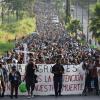 Migranten, die sich nach eigenen Angabe eine längere Wartezeit nicht leisten können, machen sich in einer Karawane auf den Weg Richtung USA.