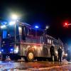 Ein Wasserwerfer der Polizei steht im Stadtteil Harburg bereit. In der Halloween-Nacht ist es in Hamburg zu Ausschreitungen gekommen.