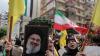 Ein Hisbollah-Anhänger hält ein Porträt von Hassan Nasrallah hoch: Der Hisbollah-Chef will sich zum ersten Mal seit Ausbruch des Gaza-Kriegs öffentlich äußern.