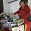 Jutta Rauter sortiert einen Teil der eingelagerten Gegenstände. Jutta Rauter sortiert einen Teil der eingelagerten Gegenstände.