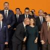 Der kroatische Außenminister Gordan Grlić Radman begrüßt Annalena Baerbock mit einen Kuss beim Gruppenbild im Rahmen der Europakonferenz in Berlin.