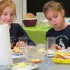 Amelie (li.) und Alissa, beide sechs Jahre, probieren ihre selbst gemachte Butter auf Keks, Brot und Zwieback. Amelie (li.) und Alissa, beide sechs Jahre, probieren ihre selbst gemachte Butter auf Keks, Brot und Zwieback.