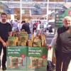 Große Resonanz fand der Spendenaufruf von Rewe „Gemeinsam Teller füllen“ am Obermain. Die Lebensmittel aus 246  Spendentüten zugunsten der Tafel Burgkunstadt übergab  Marktleiter Martin Kolbe (li.) an Vorsitzenden Herbert Mayer.
