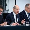 Bundeskanzler Olaf Scholz (M) äußert sich zusammen mit Hessens Ministerpräsident Boris Rhein (l) und Niedersachsens Regierungschef Stephan Weil nach dem Bund-Länder-Gipfel im Bundeskanzleramt.