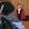 Renate Philipp, Versitzende Richterin am Bundesverwaltungsgericht, steht während der Verhandlung im Gerichtssaal in Leipzig. Im Vordergrund sitzt einer Kläger im Rollstuhl.