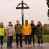 Restaurator Lucian Muth (3. v. re) mit Mitgliedern des Verkehrs- und Verschönerungsverein Lichtenfels vor dem renovierten Christuskorpus auf dem Herberg.