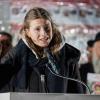 Klimaschutzaktivistin Luisa Neubauer spricht während der Gedenkveranstaltung zum 85. Jahrestag der Pogromnacht in Hamburg.