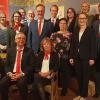 Sie wurden für ihre Treue zur Sparkasse geehrt. Dr. Martin Faber, Vorstandsvorsitzender (stehend, 6. v. li.), gratulierte mitVorständin Carolin Höhn (stehend, 4. v. re.) und Tatjana Nickol,Unternehmensbereichsleiterin Vorstandsstab, Personal und Organisation (stehend, 3. v. l.).