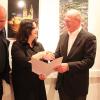 Das mit 10.000 Euro dotierte Chamisso-Publikationsstipendium der Friedrich-Baur-Stiftung überreichte Geschäftsführer Dr. Otmar Fugmann (2. v. re.) der afghanischen Dichterin Mariam Meetra. Darüber freuten sich auch ihr Mentor Michael Krüger (li.) und Ali Abdullahi, der ihre Texte ins Deutsche übersetzt hatte.