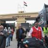Menschen mit ausländischen Pässen reisen am 19. November aus dem Gazastreifen über den Grenzübergang Rafah nach Ägypten ein. Heute sollen auch rund 220 Deutsche den Grenzübergang passieren.