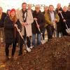 Der Spatenstich zur Errichtung einer Tagespflegeeinrichtung auf dem Gelände der ehemaligen Brauerei Neuner im Ortskern von Ebensfeld erfolgen. Dazu trafen sich Vertreter aus der Politik, der Baufirma, dem Architekturbüro, der zukünftige Betreiber der Tagespflege sowie der Raiffeisen-Volksbank Bad Staffelstein.