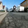 In der Goethestraße in Bad Staffelstein bröckelt die Asphaltdecke. In der Goethestraße in Bad Staffelstein bröckelt die Asphaltdecke.