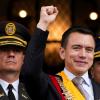 Daniel Noboa (M), frisch vereidigter Präsident von Ecuador, winkt von einem Balkon des Präsidentenpalastes.