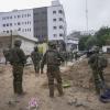 Israelische Soldaten stehen vor dem Schifa-Krankenhaus in Gaza. Der Direktor der Klinik, Mohammad Abu Salamia, ist vom israelischen Militär festgenommen worden.