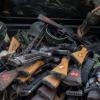 Von einer bewaffneten Gruppe beschlagnahmte Waffen des Militärs im Ort Loikaw im Karenni-Staat.