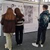 Beeindruckt zeigen sich die Schülerinnen und Schüler von der Ausstellung "Barriere:Zonen".