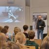 OT-Redakteur Till Mayer berichte den Jugendlichen von den Geschichten der Protagonistinnen und Protagonisten seiner Ausstellung. OT-Redakteur Till Mayer berichte den Jugendlichen von den Geschichten der Protagonistinnen und Protagonisten seiner Ausstellung.