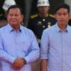 Präsidentschaftskandidat Prabowo Subianto (l) gilt laut Umfragen als Favorit bei den Wahlen in Indonesien.