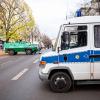 Polizeifahrzeuge und Absperrband vor einer Synagoge in Berlin.