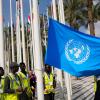 Die Flagge der Vereinten Nationen wird vor dem UN-Klimagipfel COP28 aufgehangen.