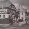Zwei Anwesen in der Bahnhofsstraße (heute: Theodor-Heuß-Straße) brannten bis auf die Grundmauern nieder. Hier eine Aufnahme aus der Zeit um 1950. Neben der Grießinger Mühle (li.) die beiden betroffenen Anwesen.