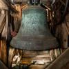 Die Maria-Trost-Glocke im Turm der Altenkunstadter Pfarrkirche schweigt, weil der Klöppel (unten) abgebrochen ist. Die Maria-Trost-Glocke im Turm der Altenkunstadter Pfarrkirche schweigt, weil der Klöppel (unten) abgebrochen ist.