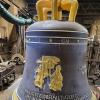 Die Anrufung der Heiligsten Dreifaltigkeit ist das Motiv auf der Rückseite der Glocke. Die Anrufung der Heiligsten Dreifaltigkeit ist das Motiv auf der Rückseite der Glocke.
