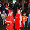 Viele kleine Nikoläuse gestalteten das Weismainer Adventseinläuten mit.